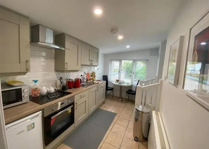 Location, Location! Gorgeous 1 Bed Apt- Appartement