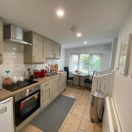 Location, Location! Gorgeous 1 Bed Apt- شقة