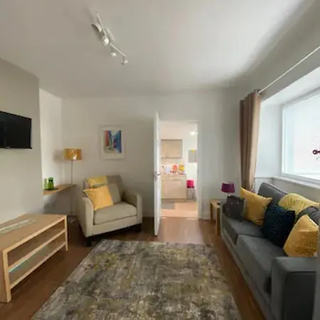 Location, Location! Gorgeous 1 Bed Apt- * كيلارني